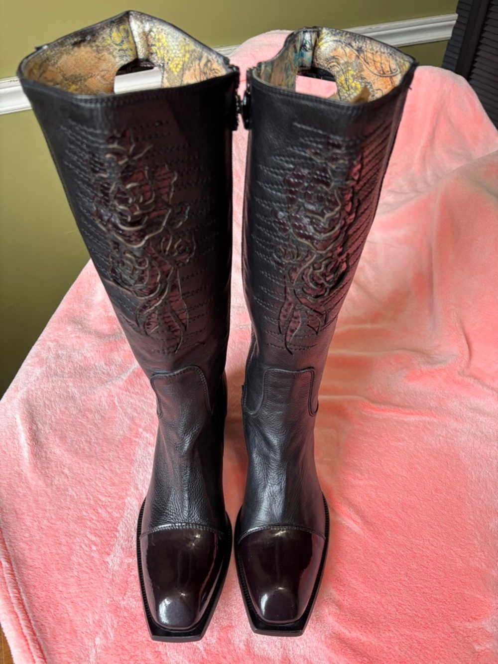 Authentic BRAND NEW, 
Ladies Mark Nason Boots.
Premium Italian Leather
Size 8.5